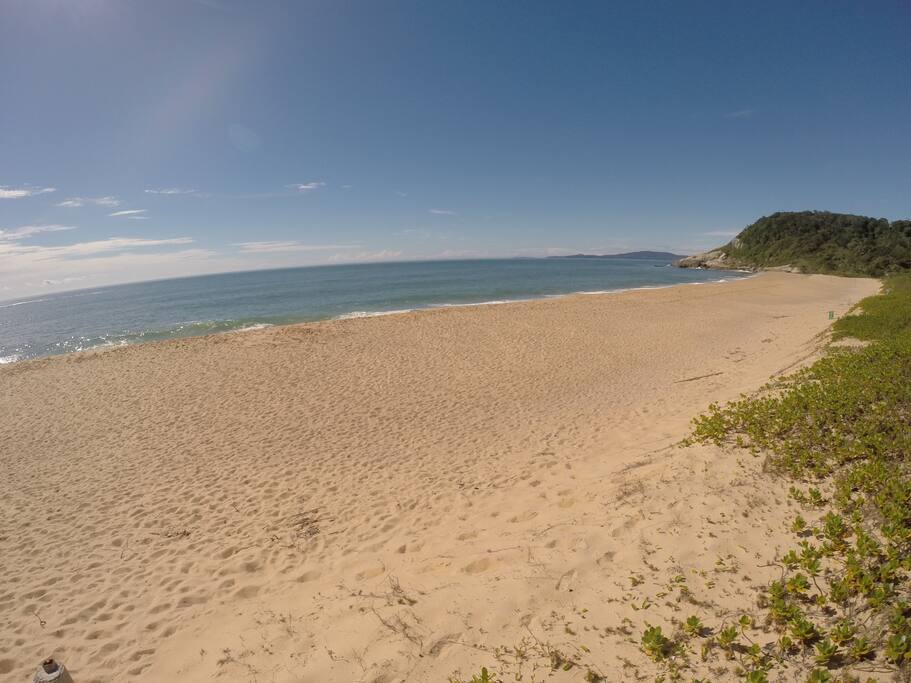 Praia em frente ao condomínio