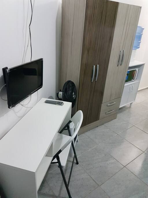TV, escrivaninha, ventilador, guarda-roupa, microondas, água mineral.