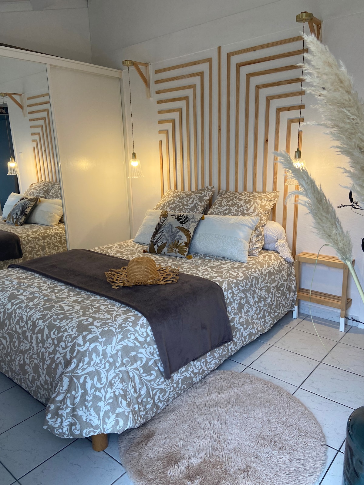 Kamer open aan de straatkant
140 cm bed