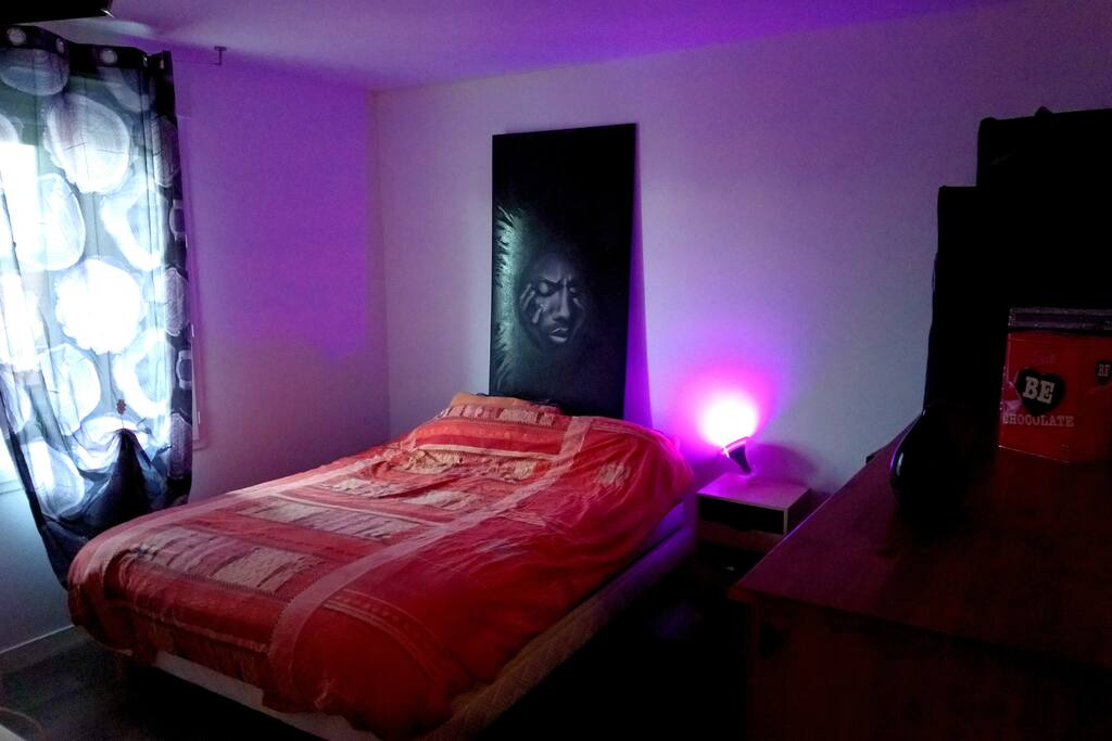 La chambre chaleureuse avec un matelas et des oreillers à mémoire de forme, des placards, et la grande TV accrochée au mur.
The cosy room with a memory forms' matress and pillows, closets and a big TV on the wall.