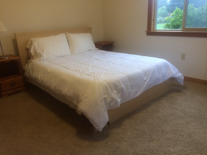 เตียงควีนไซส์ห้องนอนทิศตะวันออกเฉียงเหนือ 