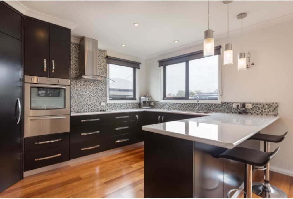 Spacious, modern, fully equipped kitchen with coffee machine.