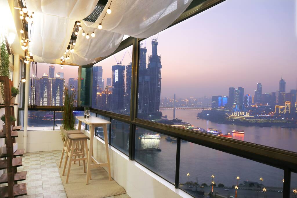 阳台的吧台及绝美夜景 朝天门码头及大剧院尽收眼底~