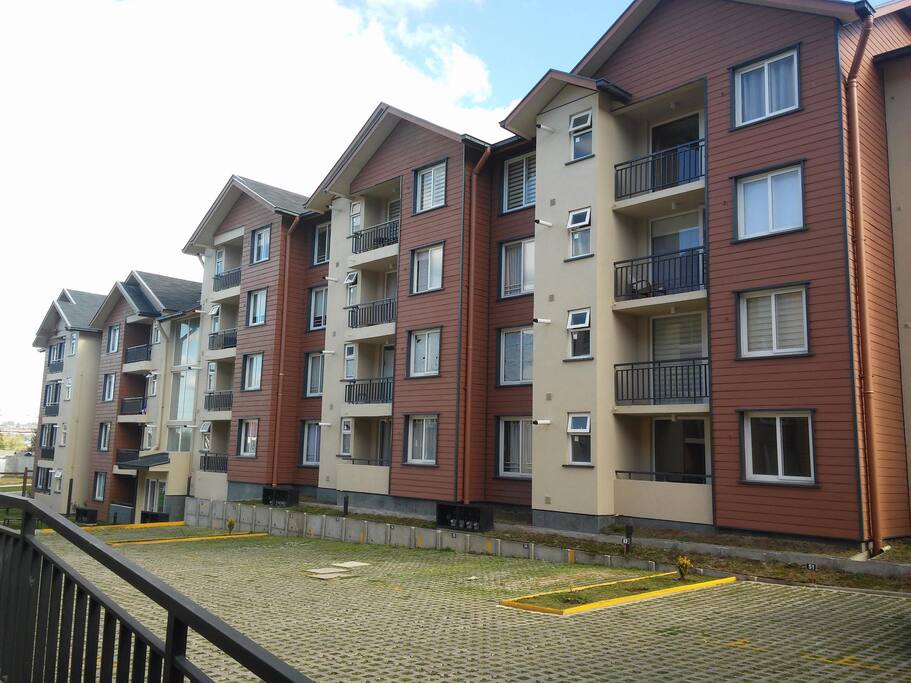 Departamento nuevo para hasta seis personas. Tres habitaciones, dos baños, cocina equipada, living-comedor y estacionamiento techado. A 10 minutos caminando del centro de Puerto Varas.
Three bedrooms, two bathrooms, kitchen, living room and covered parking. Great for five and even six people.