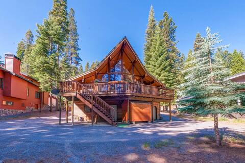 Spacious cedar cabin on golf course