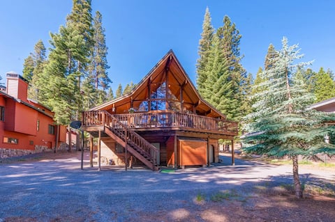 Spacious cedar cabin on golf course