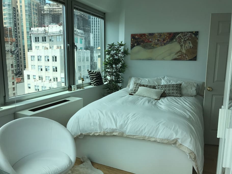 One of the two bedrooms with queen size bed and desk