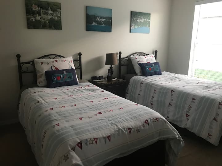 ห้องนอนเตียงเดี่ยวธีมสไตล์คันทรี (ผ้าปูที่นอนอาจแตกต่างกันไปในแต่ละรูปเนื่องจากเรามีการเปลี่ยนแปลง)