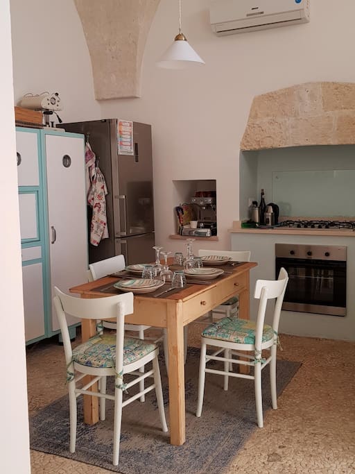 Vista cucina, pavimento in mosaico povero