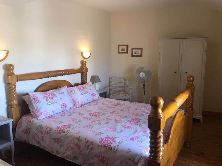 Spálňa 1 s výhľadom do záhrady s manželskou posteľou King