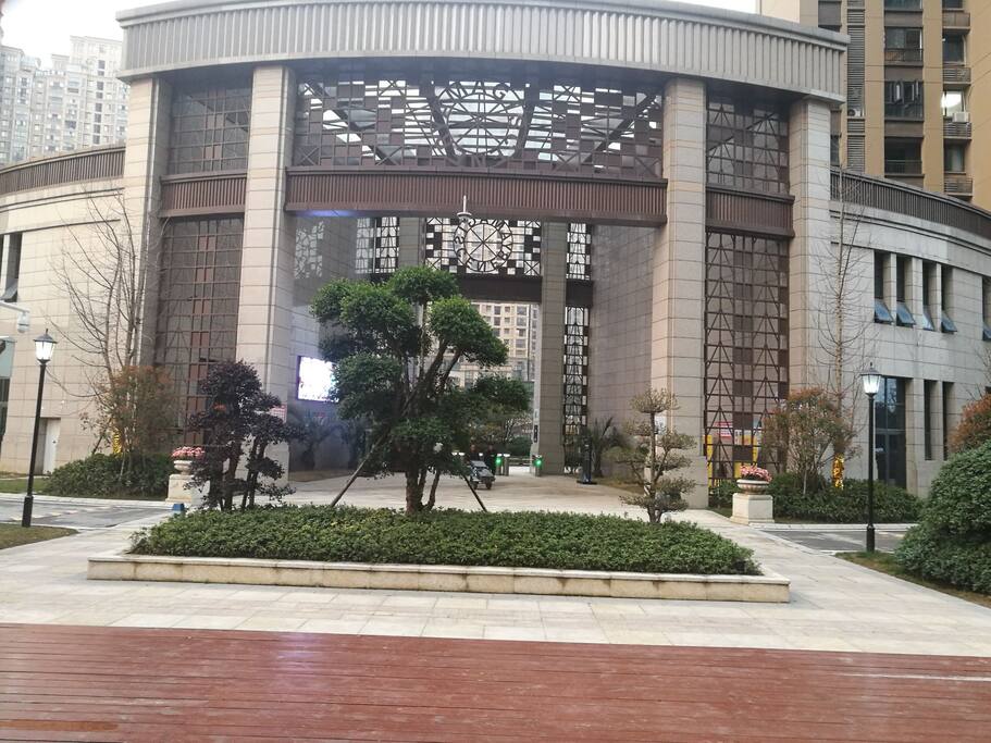 小区气派的门楼。