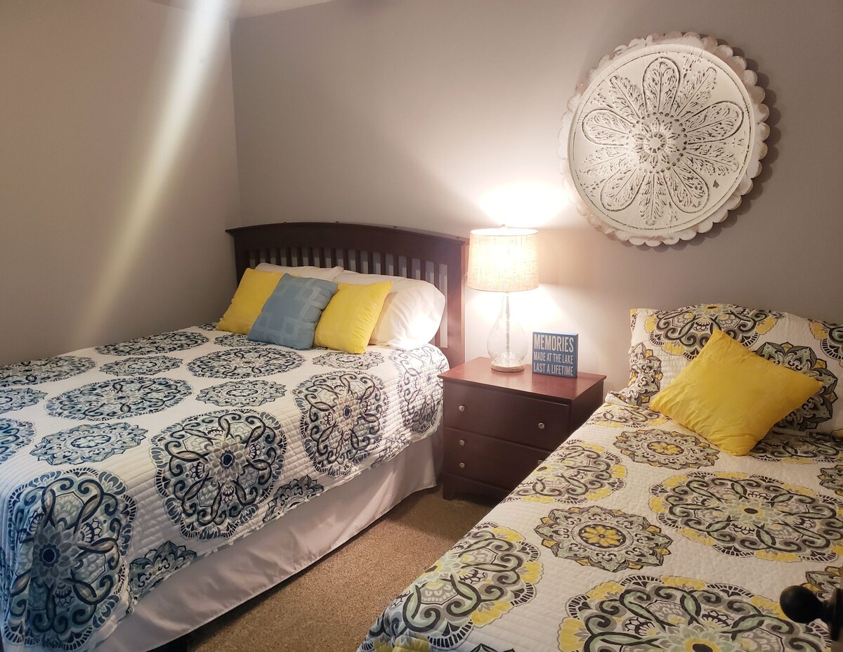 חדר שינה שני עם מיטת קווין סייז אחת ומיטת טווין אחת