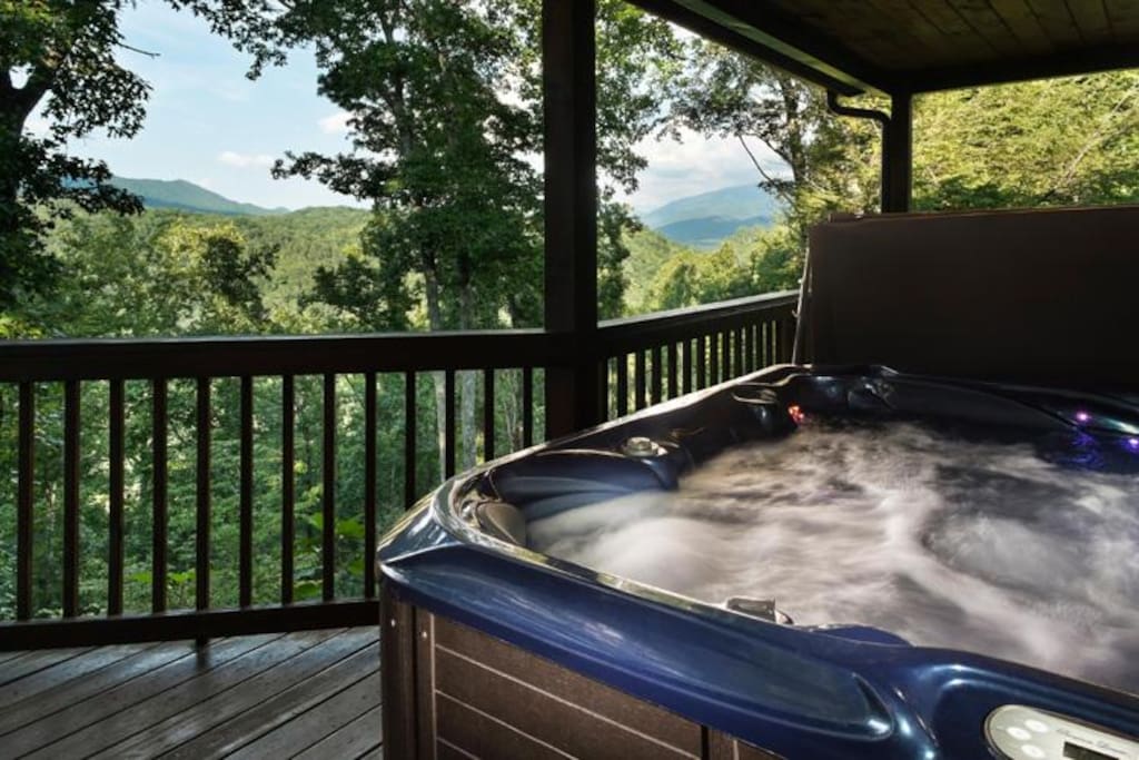 This is the life! - The hot tub, which can fit up to 6 people, is perfectly positioned to make the most of the stellar views. In