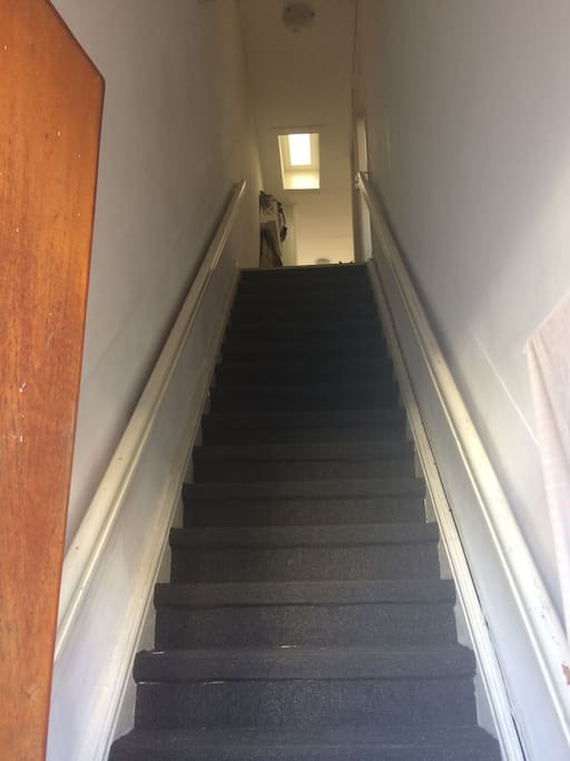Bij binnenkomst via voordeur, met de trap omhoog.