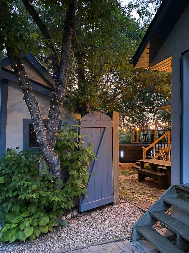 The Nook private cabin w/ loft, hot tub, bunkhouse