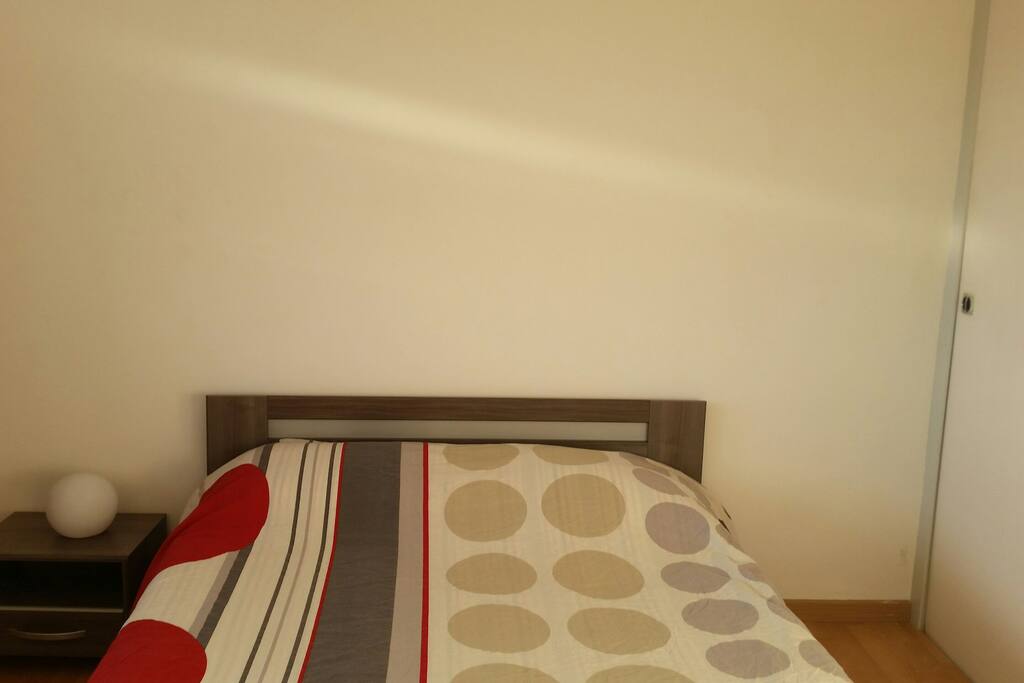 Chambre avec lit double avec commode.