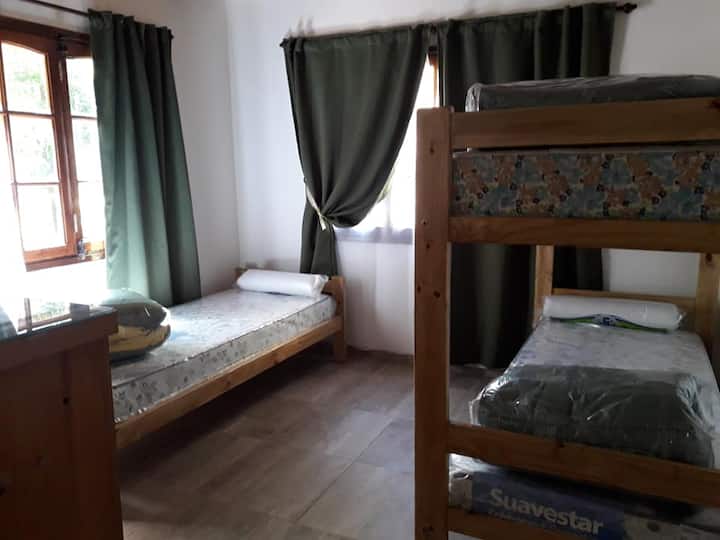 dormitorio con 3 camas