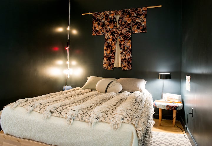 Queen bed in alcove