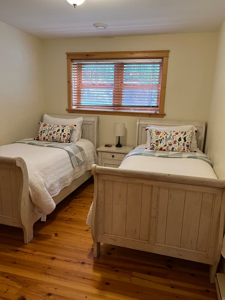 Chambre au sous-sol au rez-de-chaussée