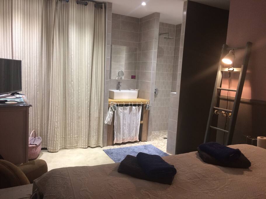 Douche italienne dans la chambre / wc séparé