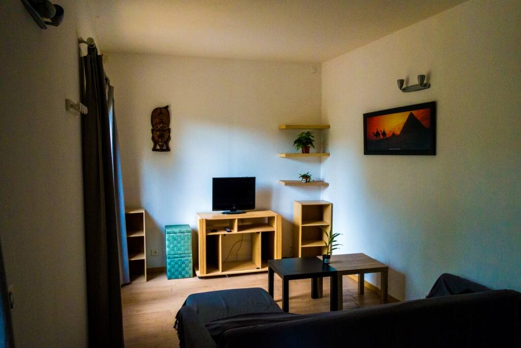 Salon. Living room.