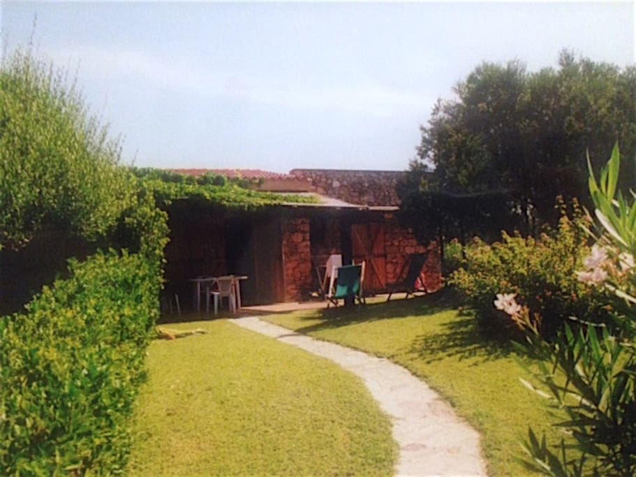 Main entrance and garden - ingresso e giardino