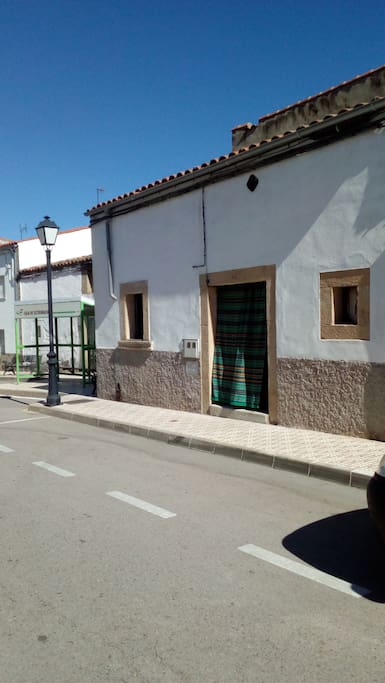 Situada en la calle principal del pueblo,y parada de autobus a dos pasos