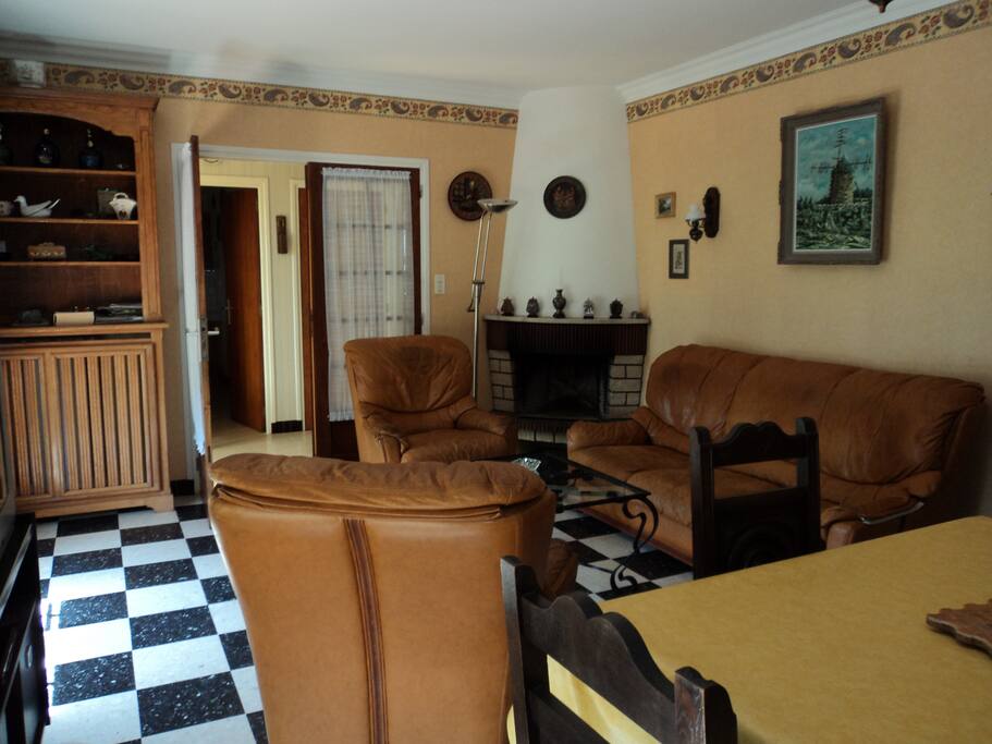 Salon séjour avec 1 canapé, 2 fauteuils et TV écran plat