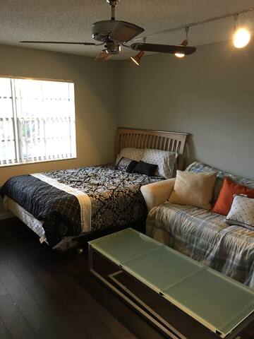 Cozy Private Bedroom w/ Private Bathroom