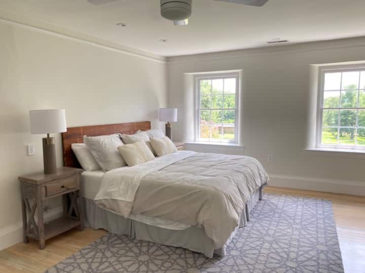 Krevat dopio "king" në dhomën kryesore të gjumit 