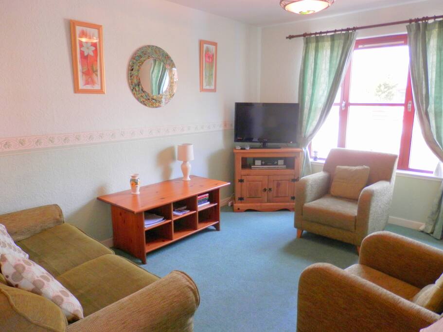Cosy lounge/dining-room with double sofa bed