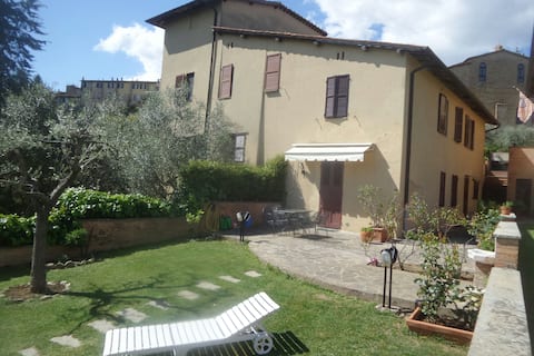 Successful Airbnb property: A green oasis in the historic center. in Siena