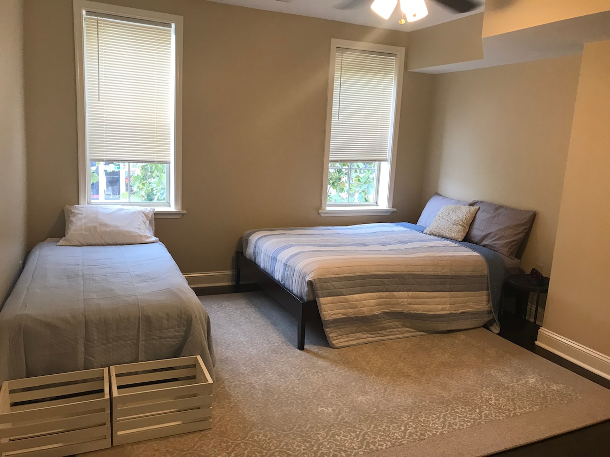 Prvá spálňa s manželskou posteľou Queen a jednolôžkom. Zabaľte si a hrajte pre dieťa do 2 rokov v šatníku. Má aj písací stôl na prácu.