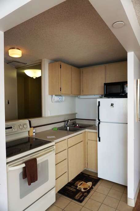 Kitchen:
Fridge, Microwave, Stove/Oven