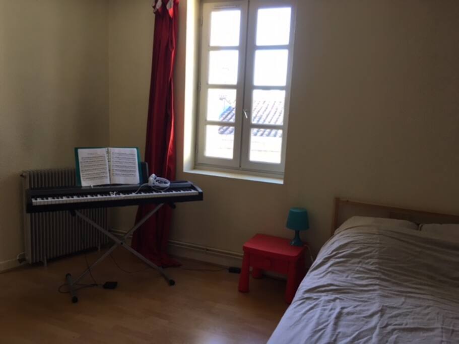 la chambre grande et lumineuse