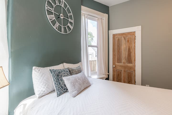 "Great stay! Beautiful space, well located, and super clean. Hosts were great communicators and made everything really easy. Would definitely recommend!" Christopher 2020