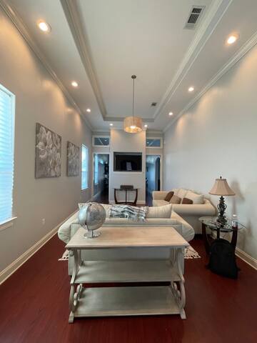 Large Chic Modern / 2.5 Miles from FQ! gallery image 3