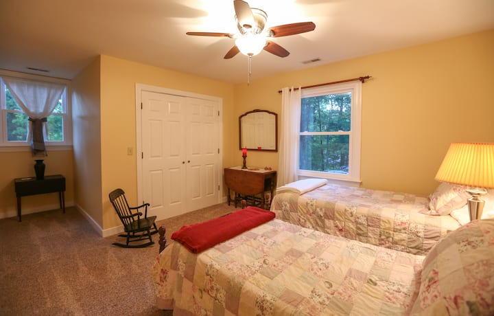 #4 Dhoma gjumi në katin e sipërm Dy dyshe me dyshek të dyfishtë në dollap