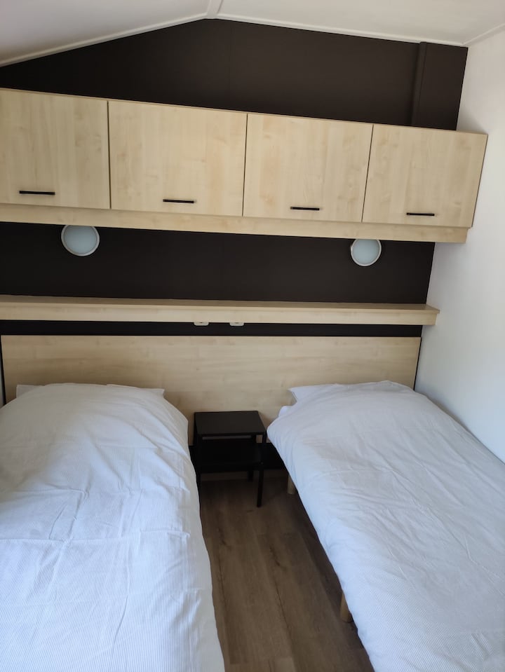 חדר שינה גדול עם מיטת שיזוף וארון בגדים