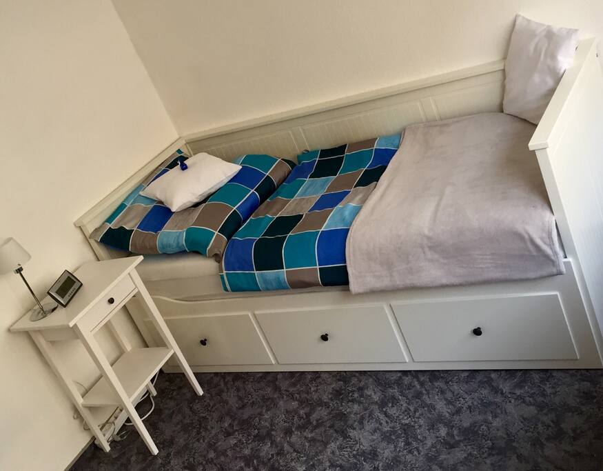 Das Bett ist auf 160x200 cm ausziehbar und kann somit von 1-2 Personen bequem genutzt werden!