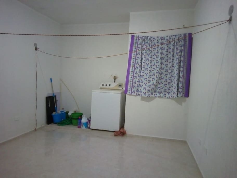 Cuarto dos, para poner colchoneta o hamacas, tres pares de hamaqueros, sin aire acondicionado, con lavadora conectada.
