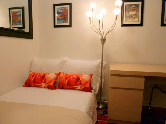 Spálňa 2 Den je tiež flexibilná spálňa, pohodlná vrchná vrstva z pamäťovej peny, posteľná bielizeň z egyptskej bavlny.