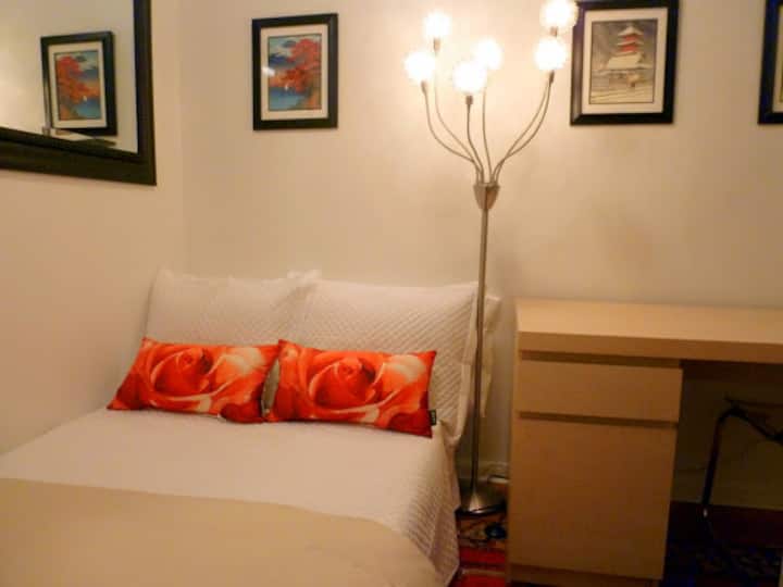 Საძინებელი 2 დენი ასევე არის მოქნილი საძინებელი ოთახი, კომფორტული მეხსიერების ქაფის ზედაპირი, ეგვიპტური ბამბის ზეწრები