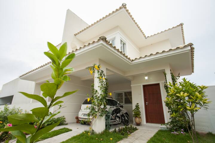casa com piscina em condomínio a 900m da praia!