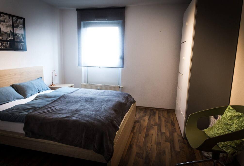 Schlafzimmer mit Doppelbett