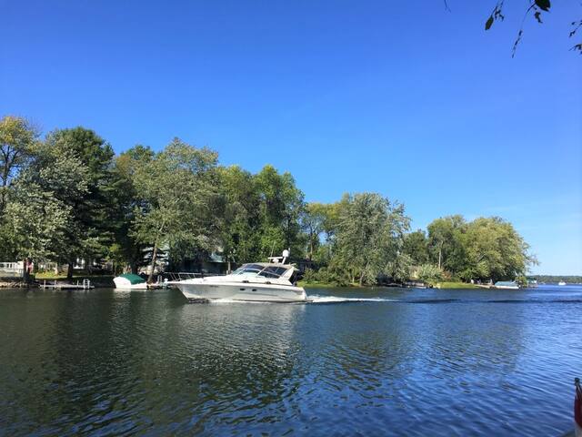 Muskoka 2  bedrooms Waterfront cottage