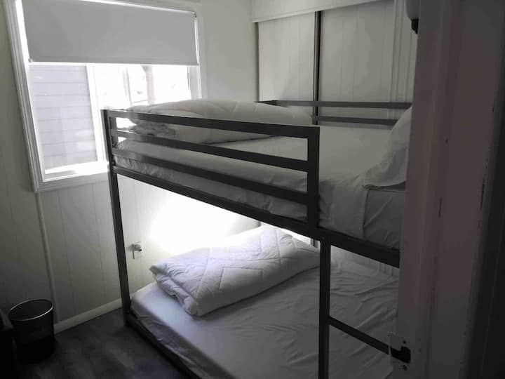 غرفة النوم الثانية. كل من الأسرّة العلوية والسفلية عبارة عن مراتب كاملة الحجم. 