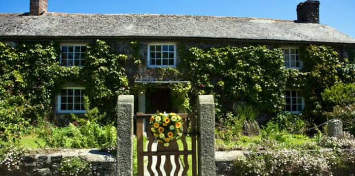 Traditional Farmhouse, Working Farm - Helston