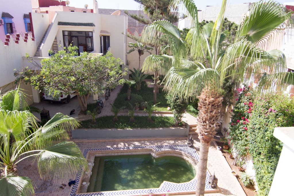 accès piscine et jardin , joliment arboré