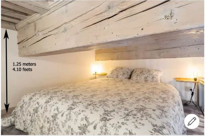 Double lit en mezzanine (1,25 mètre sous plafonds)
Lit double au-dessus de la mezzanine (4,10 pieds de haut du sol au sol)